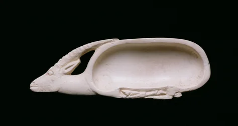 Cuchara de perfume en forma de gacela con patas atadas, de Qaw el-Kebir